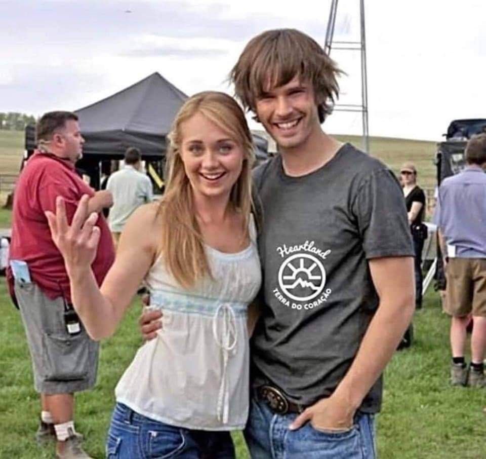 Amy (Amber Marshall) and Ty (Graham Wardle) embracing on Heartland