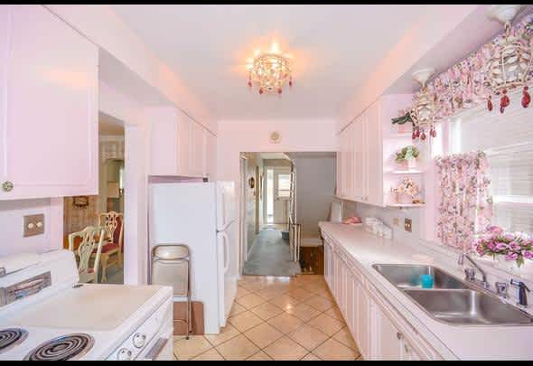 A cozy breakfast nook bathed in sunlight in Evelyn's time capsule home